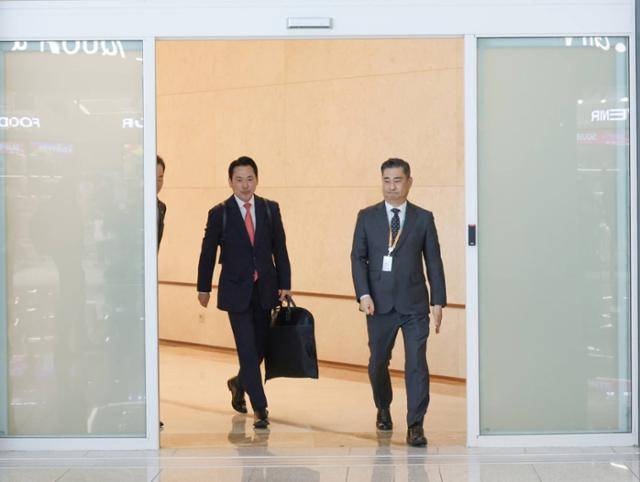 장동혁(왼쪽) 국민의힘 대표가 11일 미국 워싱턴 방문을 위해 출국길에 오르고 있다. 장 대표 페이스북 캡처