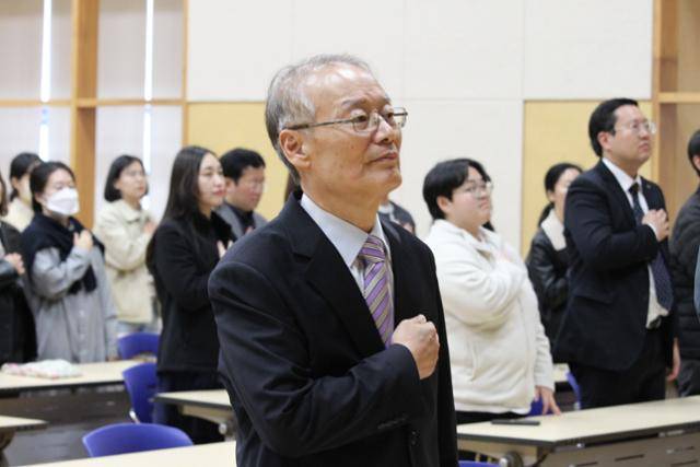 김희곤 제14대 독립기념관장이 13일 충남 천안시 독립기념관 겨레누리관 컨벤션홀에서 열린 취임식에서 국민의례를 하고 있다. 뉴시스