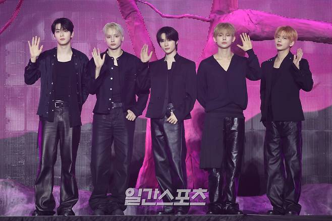 그룹 투모로우바이투게더(TXT) 수빈, 휴닝카이, 범규, 연준, 태현이 13일 오후 서울 성북구 고려대학교 화정체육관에서 열린 미니 8집 '7TH YEAR: 가시덤불에 잠시 바람이 멈췄을 때' 발매 기념 쇼케이스에 참석해 포토타임을 갖고 있다. 타이틀곡 '하루에 하루만 더 (Stick With You)'는 중독적이고 파워풀한 후렴 멜로디가 인상적인 일렉트로 팝(Electro pop) 장르 곡이다. 서병수 기자 qudtn@edaily.co.kr /2026.04.13/