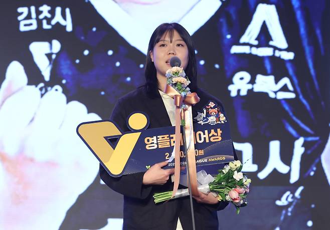 <yonhap photo-5611=""> 한국도로공사 이지윤, 영플레이어상 수상 (서울=연합뉴스) 임화영 기자 = 13일 서울 광진구 그랜드워커힐호텔에서 열린 프로배구 2025~2026 V리그 시상식에서 한국도로공사 이지윤이 여자부 영플레이어상을 수상한 뒤 소감을 밝히고 있다. 2026.4.13 hwayoung7@yna.co.kr/2026-04-13 17:10:51/ <저작권자 ⓒ 1980~2026 ㈜연합뉴스. 무단 전재 재배포 금지, AI 학습 및 활용 금지></yonhap>