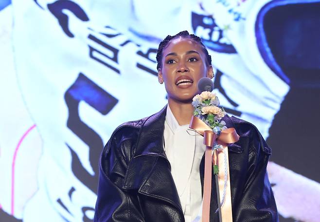 <yonhap photo-5639=""> MVP의 주인공은 GS칼텍스 실바 (서울=연합뉴스) 임화영 기자 = 13일 서울 광진구 그랜드워커힐호텔에서 열린 프로배구 2025~2026 V리그 시상식에서 GS칼텍스 실바가 여자부 정규리그 최우수선수(MVP)를 수상한 뒤 소감을 밝히고 있다. 2026.4.13 hwayoung7@yna.co.kr/2026-04-13 17:21:56/ <저작권자 ⓒ 1980~2026 ㈜연합뉴스. 무단 전재 재배포 금지, AI 학습 및 활용 금지></yonhap>