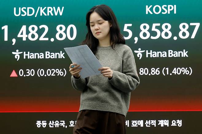 미국과 이란의 대면 휴전 협상에 대한 기대감에 코스피와 코스닥이 동반 상승세를 보인 지난 10일 오후 서울 중구 하나은행 딜링룸 전광판에 코스피 등 종가가 표시되고 있다. 이날 코스피는 전 거래일 대비 80.86p(1.40%) 오른 5858.87, 코스닥은 17.63포인트(p)(1.64%) 오른 1093.63를 기록했다. 뉴스1
