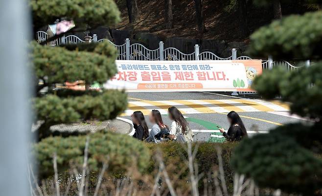 대전 중구 오월드에서 탈출한 늑대 ‘늑구’가 닷새째 행방이 묘연한 가운데 운영이 중단된 오월드 매표소 입구에서 방문객인들이 발길을 돌리고 있다. 김성태 객원기자