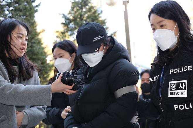 생후 19개월 된 딸을 방임해 숨지게 한 혐의를 받는 20대 친모가 지난 3월 7일 오후 구속 전 피의자 심문(영장실질심사)이 열리는 인천지법에 들어서고 있다. 연합뉴스