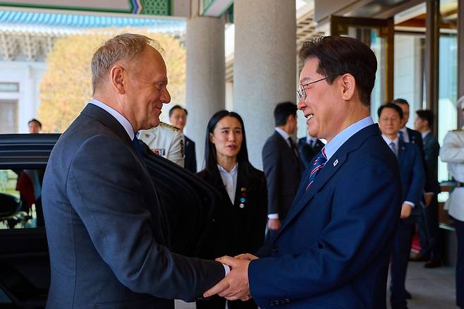 이재명 대통령이 13일 청와대에서 도날드 투스크 폴란드 총리를 영접하고 있다. 사진 청와대
