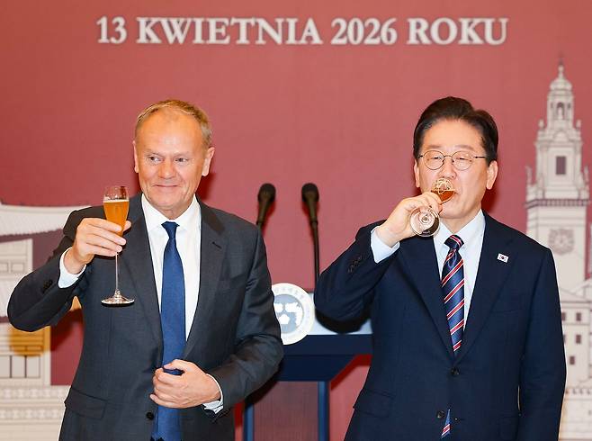 이재명 대통령과 도날트 투스크 폴란드공화국 총리가 13일 청와대에서 열린 오찬에서 건배를 하고 있다. 청와대사진기자단