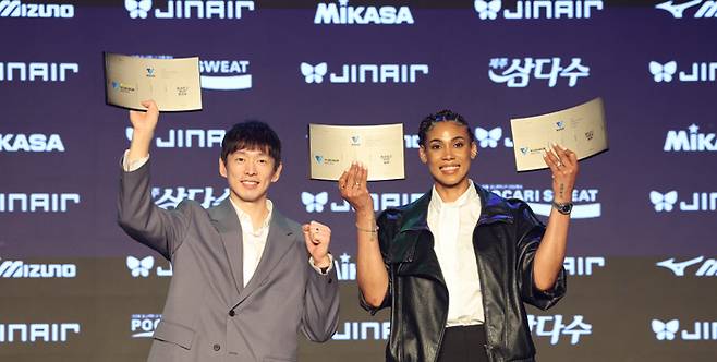 프로배구 대한항공 한선수(왼쪽)와 GS칼텍스 실바가 13일 2025~2026 프로배구 정규리그 남녀 최우수선수(MVP)로 선정된 뒤 기념촬영을 하고 있다. 연합뉴스