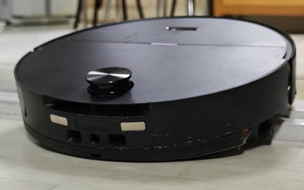 로보락 ‘S10 MaxV Ultra(S10 맥스V 울트라)‘ 집안 내 문턱을 넘고 있다. 정옥재 기자