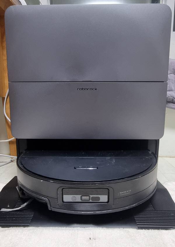 로보락 S10 MaxV Ultra(S10 맥스V 울트라) 스테이션에 로봇청소기가 충전하고 있다. 정옥재 기자