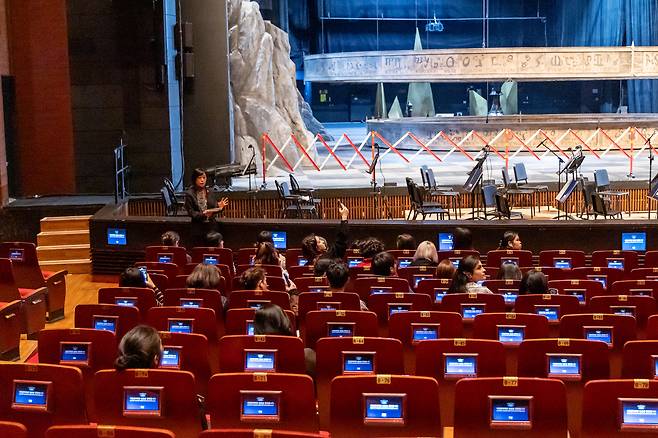 Guide Yoo Jung-ah talks to tour participants Sejong Center's backstage tour program for international visitors inside the Grand Theater of the Sejong Center for the Performing Arts in central Seoul on Thursday. (SCPA)