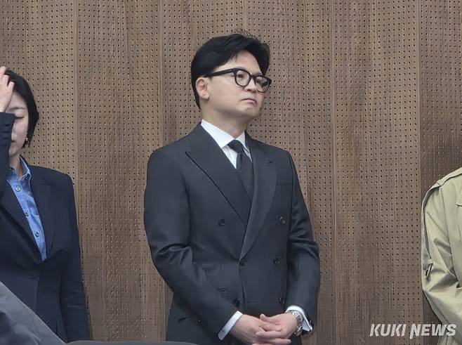 한동훈 전 국민의힘 대표가 지난달 20일 국회 소통관에서 열린 김종혁 전 최고위원의 기자회견을 지켜보고 있다. 김미경 기자