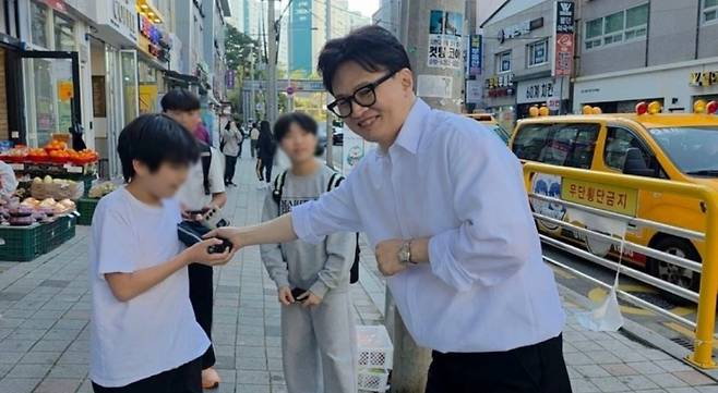 한동훈 전 국민의힘 대표가 지난 8일 부산 북구를 방문해 학생들과 인사를 나눈고 있다. 한동훈 전 대표 페이스북 갈무리