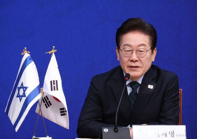 이재명 대통령이 더불어민주당 대표로 있던 지난해 2월 13일 국회에서 라파엘 하르파즈 주한 이스라엘대사를 접견하며 발언하고 있다. 청와대 관계자는 이 대통령의 이스라엘 관련 메시지에 대해 “인권에 관한 보편적인 책임과 중요성에 관한 메시지일 뿐”이라고 확대 해석을 경계했다. 연합뉴스