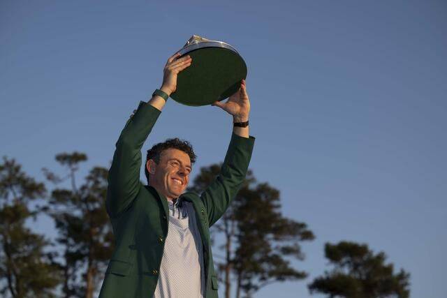 12일(현지시간) 미국 조지아주 오거스타의 오거스타 내셔널GC에서 끝난 마스터스 토너먼트에서 대회 2연패에 성공한 로리 매킬로이가 우승 트로피를 번쩍 들어 올리며 기쁨을 만끽하고 있다. ANGC