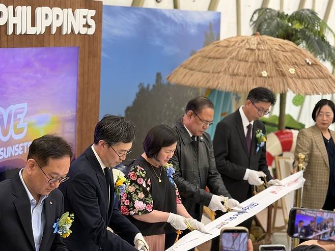 행사 관계자들이 리본 커팅식을 하고 있는 모습 / 사진= 권효정 여행+ 기자