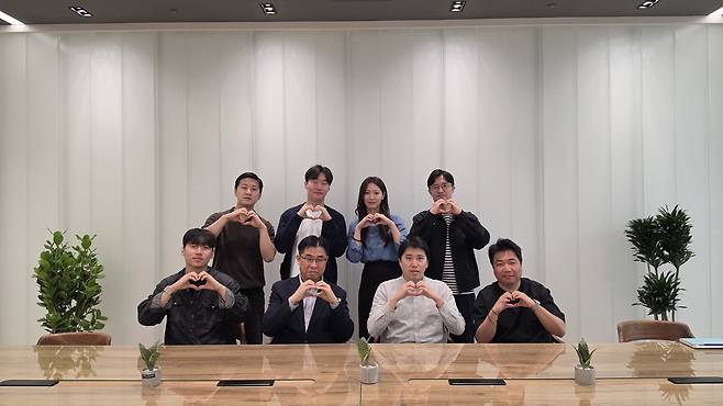 우리은행 삼성월렛머니 담당자들이 기념촬영하고 있다.