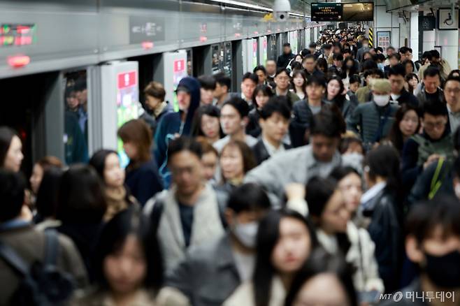 (서울=뉴스1) 이호윤 기자 = 기름값 부담과 차량 5부제의 영향으로 서울 대중교통 이용 시민들이 급격하게 늘어난 7일 서울 종로구 광화문역이 출근길 시민들로 붐비고 있다. 이날 기준 한국석유공사 유가 정보 서비스 오피넷에 따르면 서울 주유소 평균 휘발유 가격이 리터당 1995.20원, 경유 1973.61원을 넘으며 2000원대를 눈앞에 두고있다. 2026.4.7/뉴스1 Copyright (C) 뉴스1. All rights reserved. 무단 전재 및 재배포, AI학습 이용 금지. /사진=(서울=뉴스1) 이호윤 기자