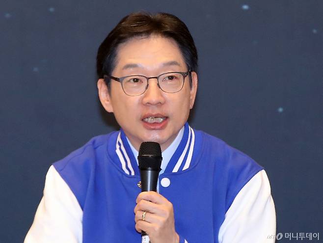 (진주=뉴스1) 윤일지 기자 = 김경수 더불어민주당 경남도지사 예비후보가 18일 오후 경남 진주 충무공동 MBC컨벤션진주에서 열린 민생 현장 최고위원회의에서 발언을 하고 있다. 2026.3.18/뉴스1 Copyright (C) 뉴스1. All rights reserved. 무단 전재 및 재배포, AI학습 이용 금지. /사진=(진주=뉴스1) 윤일지 기자