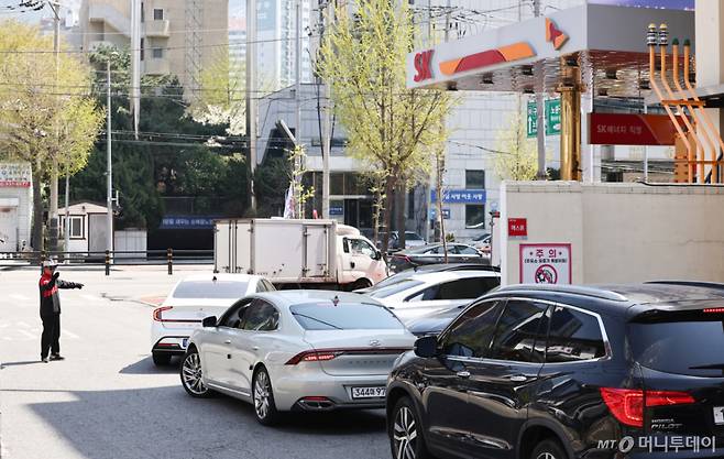 (서울=뉴스1) 최지환 기자 = 3차 석유 최고가격제 발표를 하루 앞둔 8일 주변 주유소보다 시세가 저렴한 서울 시내 한 주유소가 이용객으로 북적이고 있다. 2026.4.8/뉴스1 Copyright (C) 뉴스1. All rights reserved. 무단 전재 및 재배포, AI학습 이용 금지. /사진=(서울=뉴스1) 최지환 기자