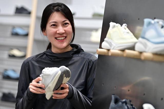 구은성 프로-스펙스 사업부장이 지난 7일 서울 용산구 LS용산타워의 직영점에서 신제품 ‘SWNA SEAM 26’을 소개하고 있다. 문호남 기자