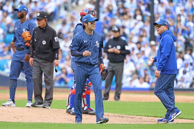 이례적으로 박진만 감독이 마운드에 올라왔다. 원태인을 향한 예우였다./삼성 라이온즈