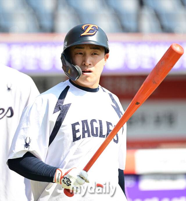 2026년 3월 28일 오후 대전 한화생명볼파크에서 ‘2026 신한 SOL KBO리그' 개막전 키움 히어로즈와 한화 이글스의 경기가 열렸다. 경기 전 한화 손아섭이 훈련하고 있다./마이데일리