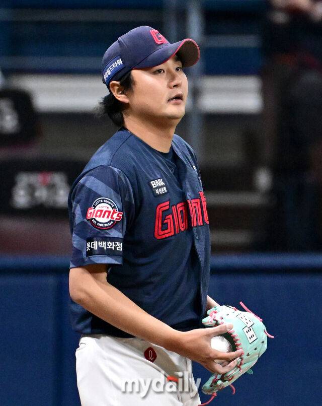 2026년 4월 12일 오후 서울 고척스카이돔에서 열린 '2026 신한 SOL KBO리그' 롯데 자이언츠와 키움 히어로즈의 경기. 롯데 정철원이 8회말 구원등판해 투구를 준비하고 있다./고척=유진형 기자 zolong@mydaily.co.kr