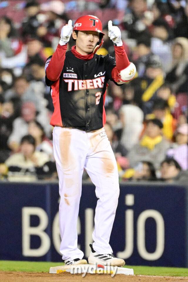 2026년 4월 1일 오후 서울 잠실구장에서 '2026 신한 SOL KBO리그' KIA 타이거즈와 LG 트윈스의 경기. KIA 김호령이 3회초 2사 후 안타를 친 뒤 기뻐하고 있다./마이데일리