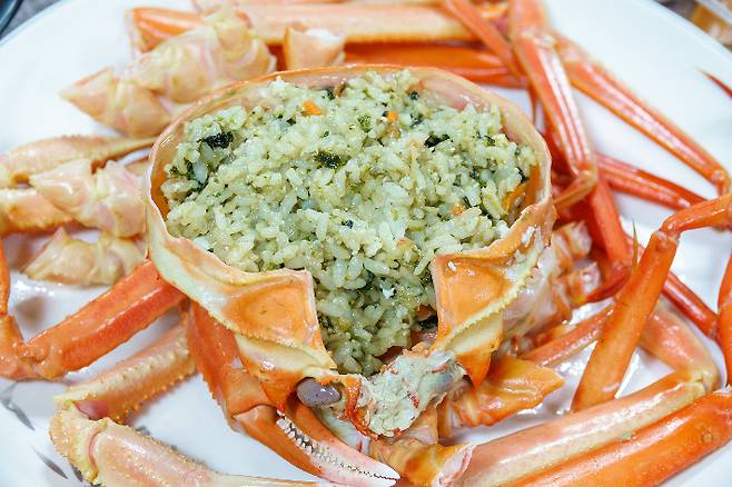 울진 대게찜과 대게볶음밥. 울진군 제공