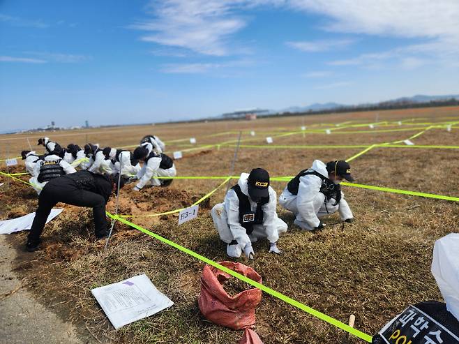 13일 오전 무안국제공항에서 12·29 여객기 참사 희생자 유해 재수색 작업이 진행되고 있다. 12·29 여객기 참사 유가족협의회 제공