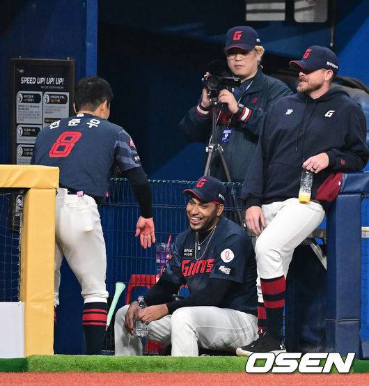 숨 몰아쉬는 레이예스의 땀을 식혀주기 위해 직접 손부채질을 해주는 캡틴 전준우.