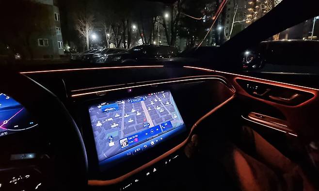 14.4인치 고해상 LCD 중앙 디스플레이