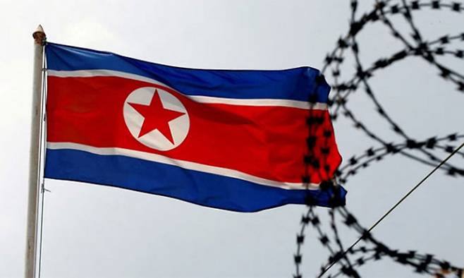 북한의 한 재외공관에 휘날리는 북한 깃발 모습. 로이터연합뉴스