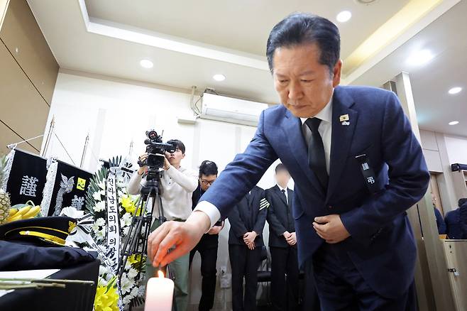 정청래 더불어민주당 대표가 13일 전남 완도군 완도읍 한 장례식장을 찾아 냉동창고 화재로 숨진 박승원 소방경 빈소에서 분향하고 있다. 연합뉴스