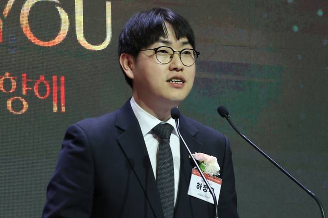 하정우 청와대 AI미래기획수석이 10일 서울 성북구 한국과학기술연구원에서 열린 ‘KIST 개원 60주년 기념식’에서 이재명 대통령 축사를 대독하고 있다. 2026.2.10. 연합뉴스