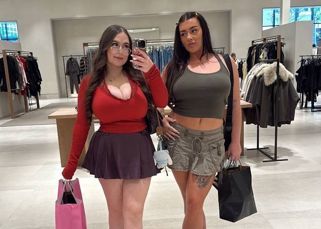 서머 로버트(왼쪽)가 지인과 함께 매장에서 촬영한 사진. 소셜미디어 캡처