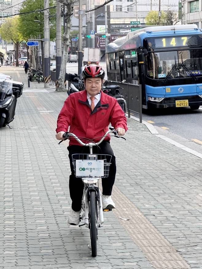 이필형 동대문구청장이 13일 회기동 일대에서 자전거 따릉이를 타고 구청에 출근하고 있다. 동대문구 제공