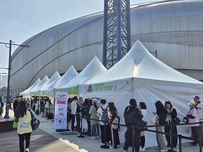 서울 고척동 고척스카이돔 인근에 11일 들어선 춘배 팝업스토어에서 굿즈 상품을 구매하기 위한 키움 히어로즈 팬들의 행렬이 이어지고 있다. 사진 제공=네이버웹툰