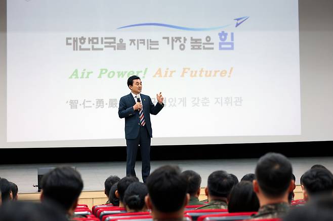 안규백 국방부 장관이 지난 4월 7일 강원 원주 공군 제8전투비행단에서 공군 전 대대장을 대상으로 지휘역량 강화를 위한 특별강연을 실시하고 있다. 사진 제공=국방부