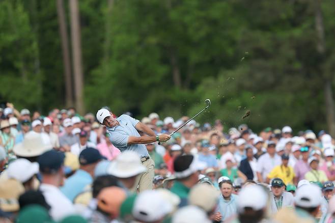 로리 매킬로이가 12일(현지 시간) 미국 조지아주 오거스타 내셔널GC에서 열린 제90회 마스터스 최종 4라운드에서 12번 홀 티샷을 하고 있다. EPA연합뉴스