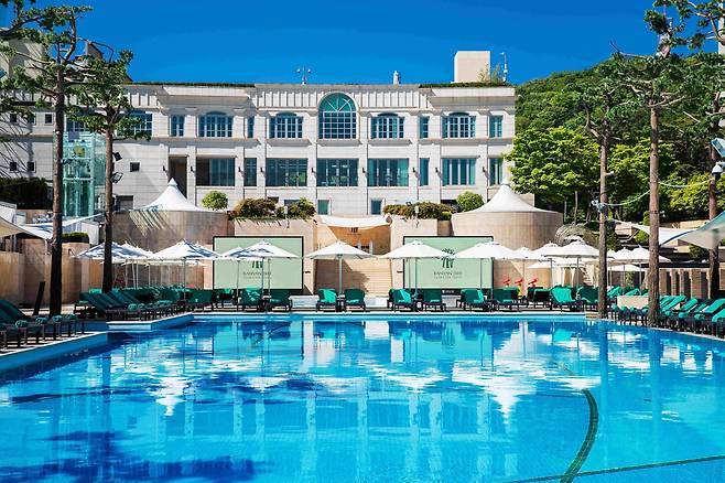 반얀트리 서울의 야외 수영장 오아시스 전경. 반얀트리클럽앤스파서울