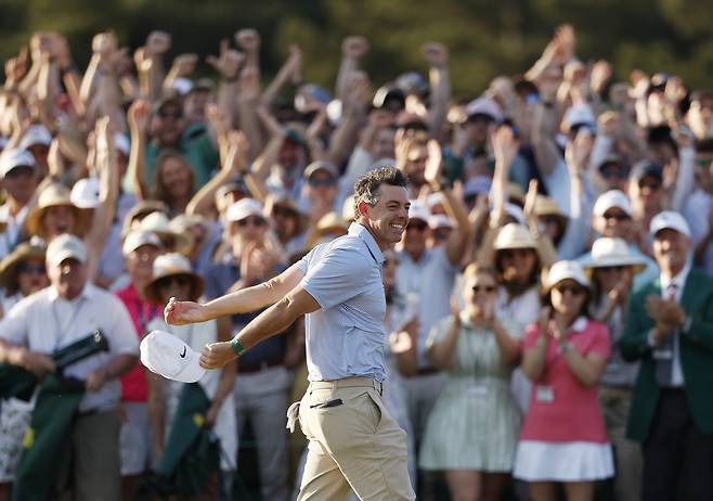 로리 매킬로이가 12일(현지 시간) 제90회 마스터스 우승을 확정하며 18번 홀 그린에 모인 관람객들의 함성을 즐기고 있다. UPI연합뉴스