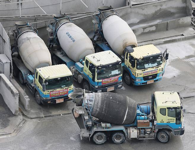 1일 경기 안양시의 한 레미콘 공장에서 믹서트럭들이 주차돼 있다. 뉴스1