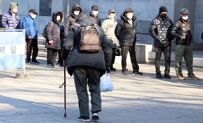 2025년 1월 2일 서울 종로구 탑골공원에서 노인들이 이동하고 있다. 뉴스1