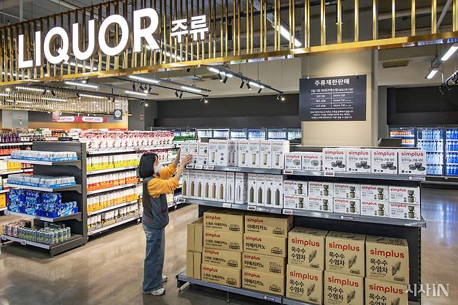3월30일 서울 강서구 홈플러스 강서점의 주류 코너에서 김현원 마트산업노조 홈플러스지부 강서지회장이 상품을 정리하고 있다. ⓒ시사IN 박미소