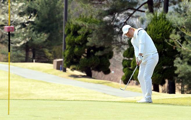 김병지 강원 대표이사가 13일 경기도 용인 코리아CC서 열린 ‘2026 축구인 골프대회’서 샷을 날리고 있다. 그는 북중미월드컵을 앞둔 축구국가대표팀을 향해 비판보단 응원이 필요하다고 강조했다. 용인│공동취재단