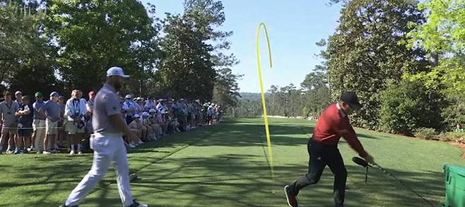 세르히오 가르시아(오른쪽)가 13일 열린 마스터스 토너먼트 최종 라운드 도중 2번 홀에서 드라이버로 아이스박스 받침대를 내리치고 있다. 방송 중계화면 캡처