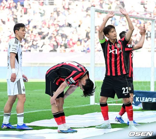 11일 전북 현대전을 마치고 FC서울 송민규와 김진수, 문성민이 전북 서포터스를 찾아 인사를 하고 있다.