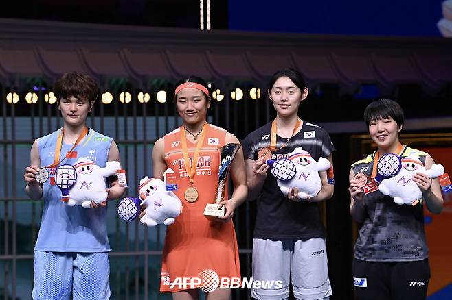 2026 아시아배드민턴선수권대회 여자 단식 금메달을 차지한 안세영(왼쪽 두 번째)과 동메달 심유진(세 번째). /AFPBBNews=뉴스1