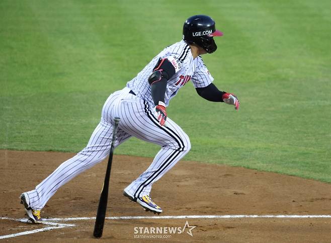 2026 신한 SOL Bank KBO리그 LG 트윈스 대 KIA 타이거즈 경기가 1일 서울 잠실야구장에서 열렸다. LG 오지환이 1회말 1사 만루에서 1타점 내야땅볼을 날리고 질주하고 있다. /사진=김진경 대기자